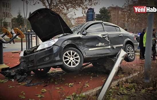 Çocuğa Çarpmamak İçin Direksiyonu Kırdı, Direğe Çarptı!