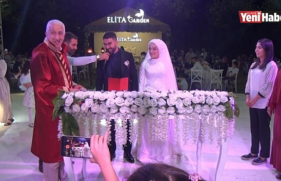 Damadın 'Evet' Dediği Sırada Arkadaşları 'Son Pişmalık Neye Yarar' Şarkısını Açtı