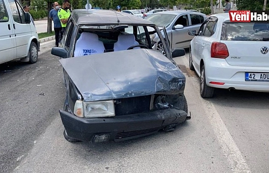 Ehliyetsiz Sürücü Ters Yöne Girdi İki Otomobile Çarptı!