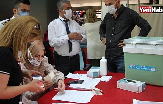 Elazığ'da Aşı Stantları Oluşturuldu