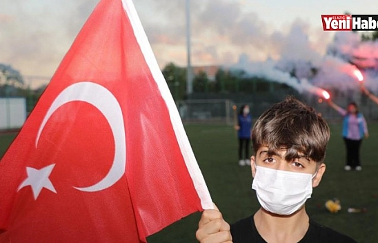 Elazığ'da Gençlerden 'Meşaleli Ay Yıldızlı' 19 Mayıs Kutlaması