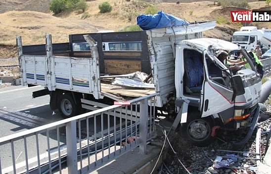 Elazığ'da Kamyon Bariyerlere Çarptı!