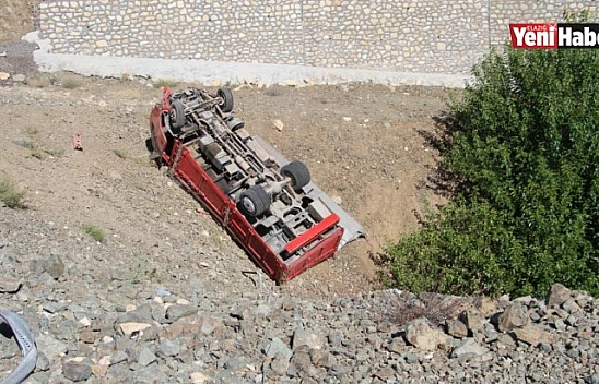 Elazığ'da Kamyonet Şarampole Uçtu!