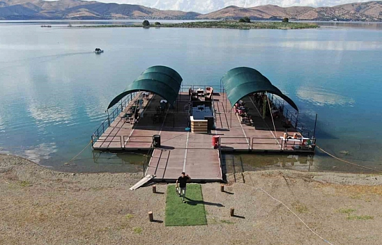 Elazığ'da Su Üzerine Kafe Kurdu