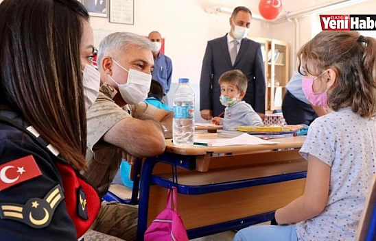 Elazığ İl Jandarma Komutanı Yıldız, Minik Öğrencilerin Heyecanına Ortak Oldu