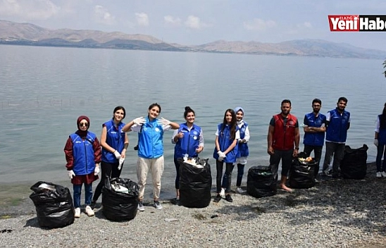 Gönüllü Gençler Hazar Gölü Çevresini Temizledi