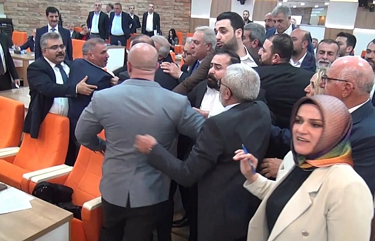 İlk Toplantı Gergin Başladı