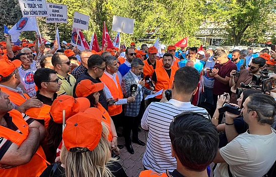 İşçiler, AK Parti Binası Önünde Toplandı