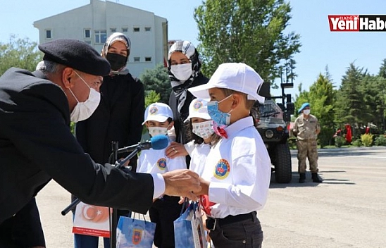 Minik Öğrencilerden Jandarmaya Anlamlı Ziyaret