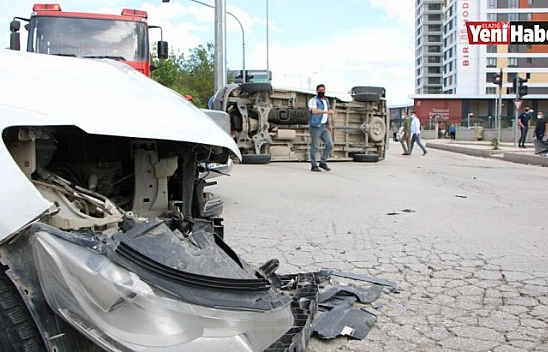 Otomobil Covid Temaslıyı Taşıyan Ambulansa Çarptı!