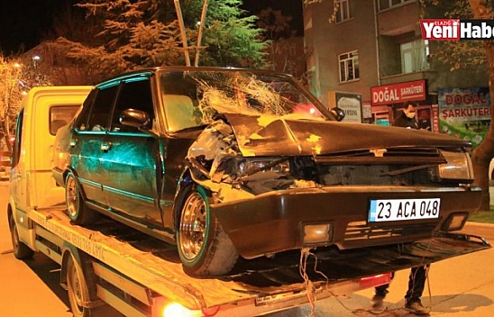 Otomobil Park Halindeki Tıra Çarptı 4 Yaralı