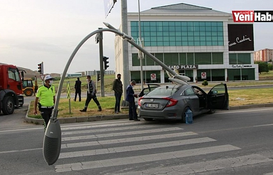 Otomobilin Çarptığı Direk Devrildi 1 Yaralı
