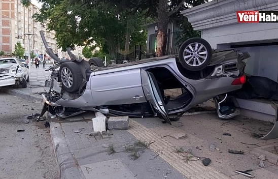 Park Halindeki Araca Çarpan Otomobil Ters Döndü