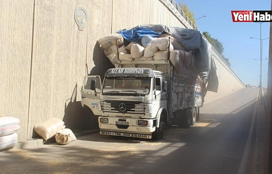 Saman Yüklü Kamyon Alt Geçide Takıldı, Trafik Kilitlendi!