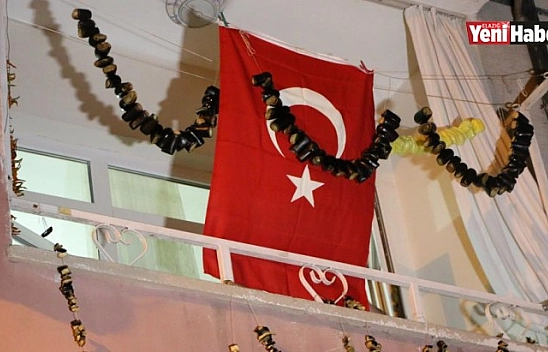 Şehit Pilotumuzun Babaevine Türk Bayrağı Asıldı