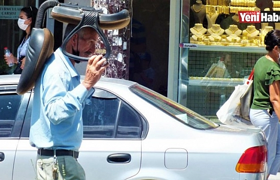 Sıcaktan Korunmak İçin Kafasının Üstünde Koltukla Yürüdü