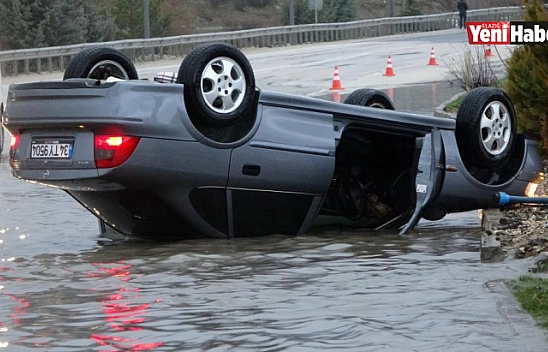 Su Birikintisine Giren Otomobil Takla Attı