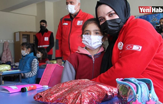 Türk Kızılay'ından 10 Bin  Öğrenciye Atkı Bere Takımı