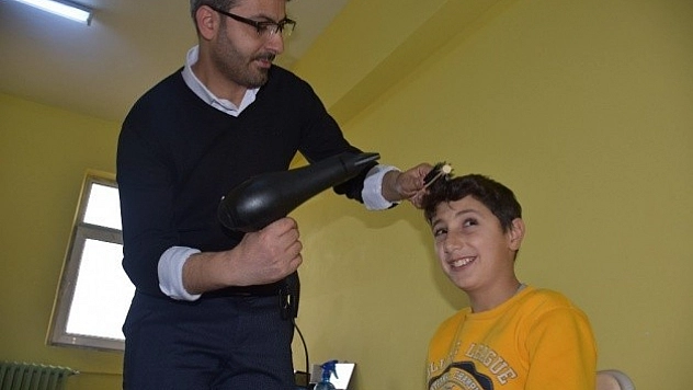 Köy Okulunun Hem Öğretmeni Hem Kuaförü