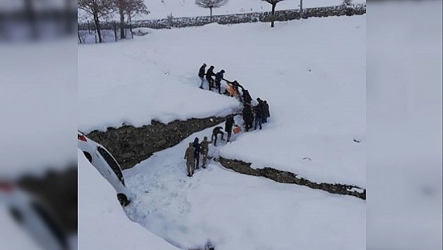 Otomobil Köprüden Uçtu, Yaralı Elbirliğiyle Kurtarıldı!