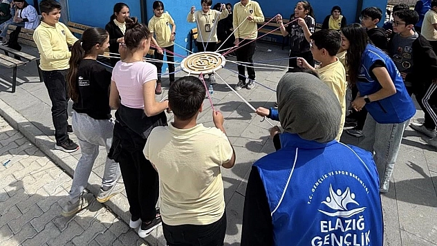 Gençler, Hem Eğleniyor Hemde Öğreniyor
