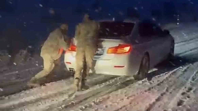 Muş-Bulanık yolunda ulaşıma kar engeli: Jandarma ekipleri rampada mahsur kalan araçları tek tek kurtardı