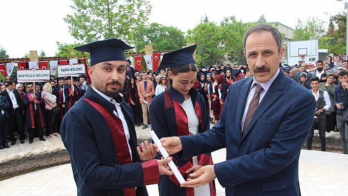 FÜ İnsani ve Sosyal Bilimler Fakültesinde 43. mezuniyet töreni 