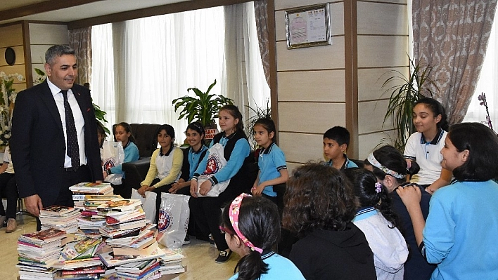 'Kitap Getirdim Sana Projesi'ne destekler sürüyor 