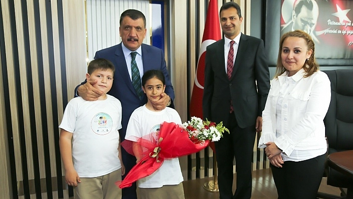 Gürkan öğrencilerle bir araya geldi 