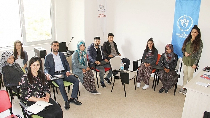 Öğrenciden ev hanımına İngilizce öğreniyor 