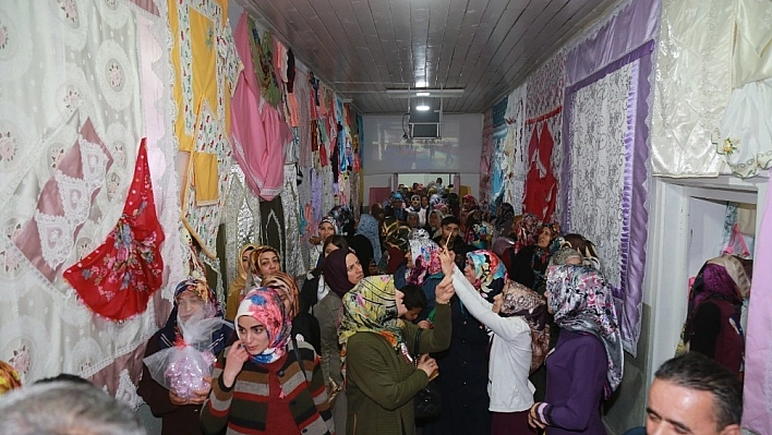 Baskil'de kadınların el emekleri sergilendi 