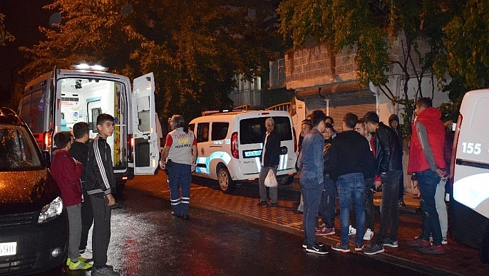Tartıştığı eşini bıçakla yaralayıp kendini eve kilitledi 