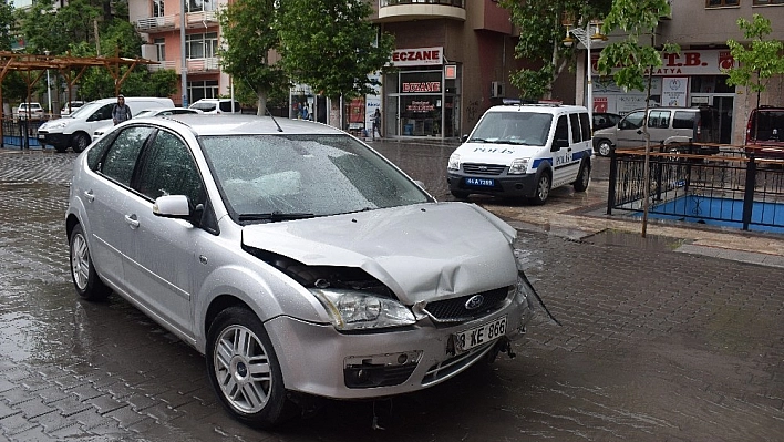 Malatya'da iki otomobil çarpıştı: 3 yaralı 