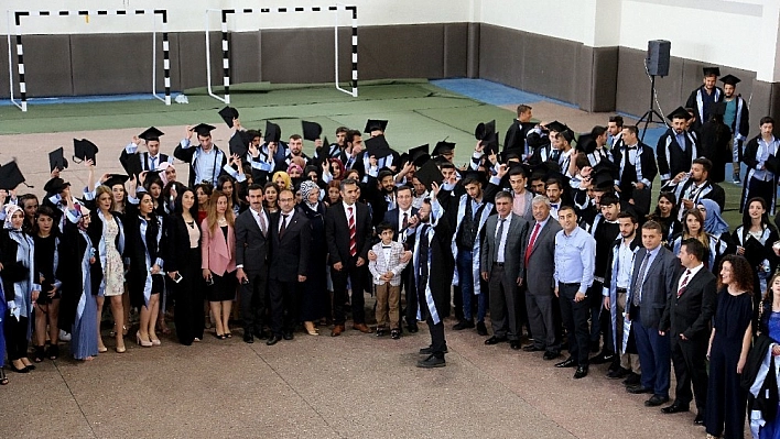 Arapgir Meslek Yüksekokulu'nda mezuniyet sevinci 