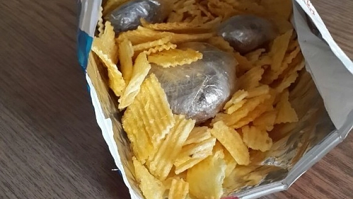 Cips poşetinden uyuşturucu çıktı 