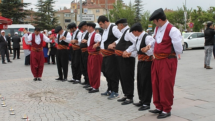Engelliler farkındalık için yürüdü, halk oyunu oynadı 