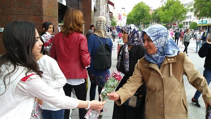 Doğa Cadde'den annelere güllü kutlama 