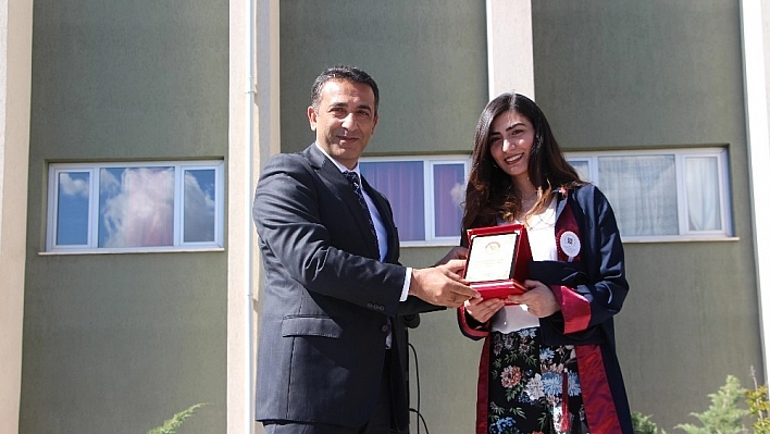 FÜ'de 450 öğretmen adayının mezuniyet heyecanı 