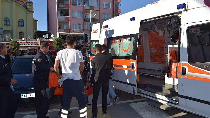 Kavgayı ayırmak isterken bıçakla yaralandı 