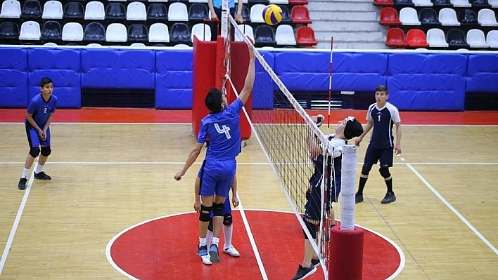 Küçük Erkekler Voleybol Grup müsabakaları tamamlandı 