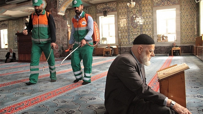 İlk teravih öncesi camiler gül koktu 