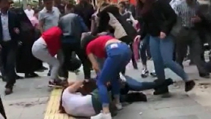 Cadde ortasında kızlar birbirine girdi 
