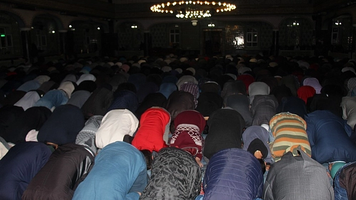 İlk teravih namazında camiler doldu 
