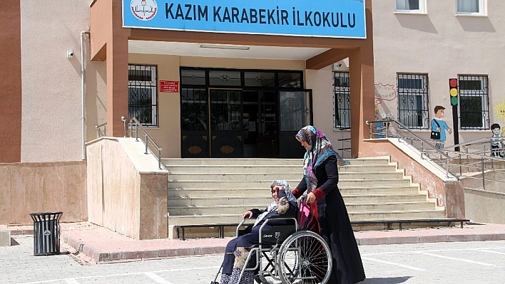 Doğuştan Engelli Kadının Okuma Yazma Azmi