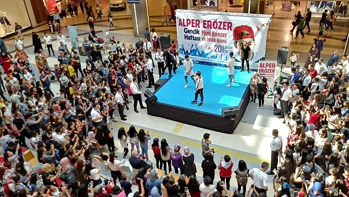 Genç şarkıcı Alper Erözer Malatyalılarla buluştu 