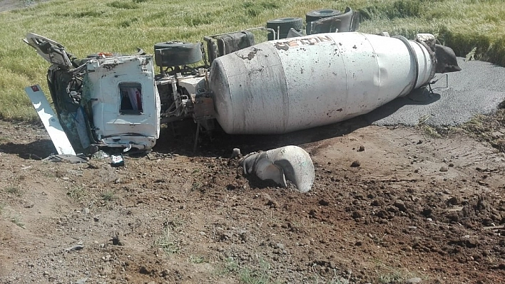 Beton mikseri devrildi:1 yaralı 
