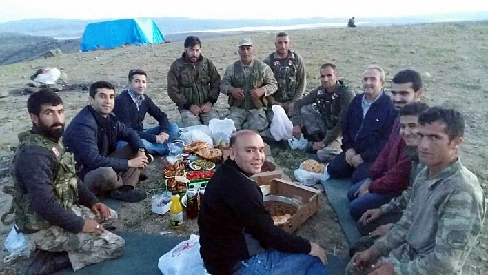 Kaymakam Kazez, korucularla arazide iftar yaptı 