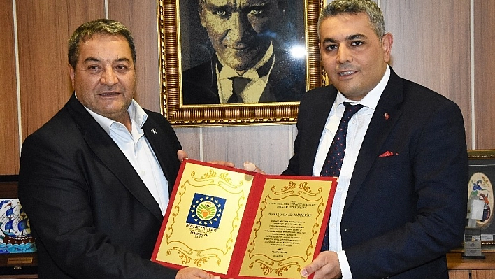 Sadıkoğlu'na Onursal Üyelik Belgesi 