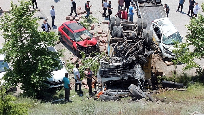 Kamyon Hastane Otoparkına Uçtu