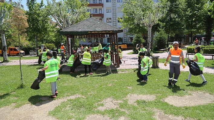 Çöpleri Toplayarak Örnek Oldular